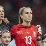La capitaine Lia Wälti (à droite) et la gardienne Livia Peng sont optimistes avant de défier la Roja. KEYSTONE/TIL BUERGY